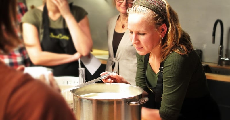 Cours de cuisine locale pendant un voyage : le meilleur souvenir à rapporter