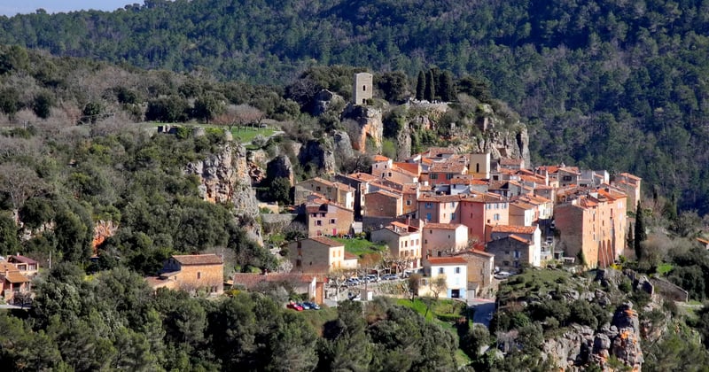 Quel camping choisir pour visiter les villages perchés de la Drôme en 2026 : du printemps à l'arrière-saison